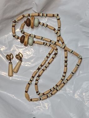 VNTG 1990 Avon "Indian Summer" Necklace & Clipon Earring Set Taupe/Blue/Brown
